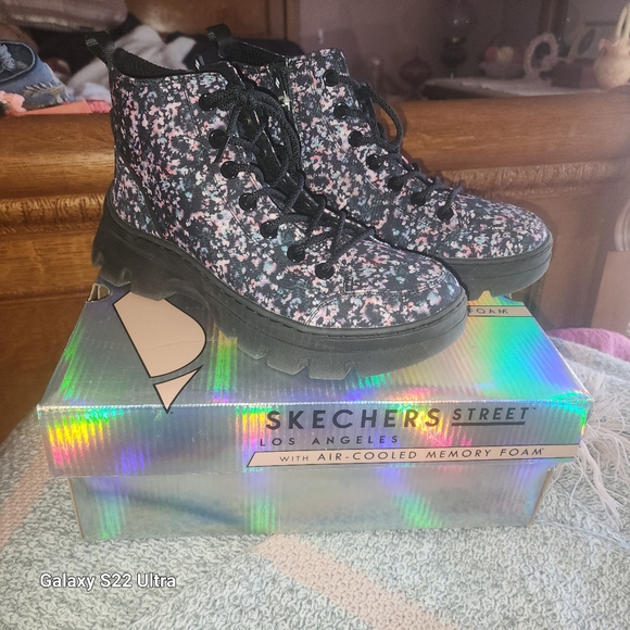 Skechers Women's RoadiesSurge-Lotsa Flowers comfort Sneaker - Picture 2 of 4